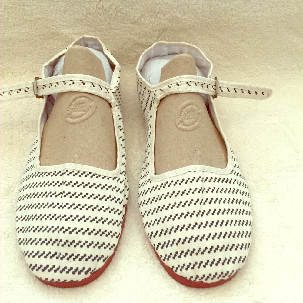 Urban Outfitters Mary Jane Style flats NWOT